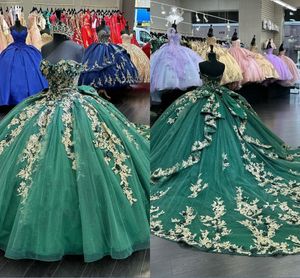 2023 Emerald Green And Gold Applikation Quinceanera Klänningar Axelbandslösa Balklänningar Långa tåg Handgjorda blommor Kristallpärlor Pageant Sweet 16 Dress Bal Party