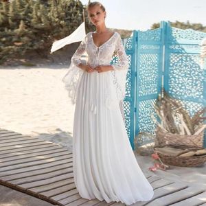 Bröllopsklänning Bohemiska strandklänningar 2023 Lång flare Sleeve Lace Chiffon V-hals Brudklänning för kvinnor svep Train Backless A-Line