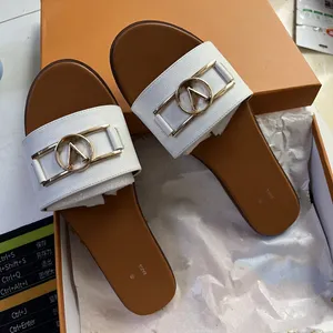 2023 Sommar Designer Lyx Dam Märke Sandaler Strand Flip Lock Metalldekoration Fritidsskor Kvinna Utanför Tofflor Orange Damskor 1v