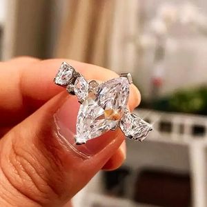 Anéis de casamento Huitan Luxo Marquise Cristal de zircônia cúbica para mulheres elegantes bandas de noivado Acessórios Jóias de moda de festa