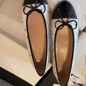 2023 Popular Designer Dress Shoes 100% Clássico Primavera e Outono Cowhide Letter Bow Ballet Dança Sapato Moda Mulheres Flat Boat Lady Couro Trample Preguiçoso Mocassins