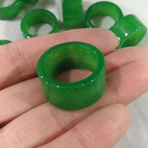 Klaster pierścionków Natural miłośnicy męskiej marki Zielona Jade Ring Emerald Ręcznie robione ręczne rzeźbienie odważnych żołnierzy biżuteria