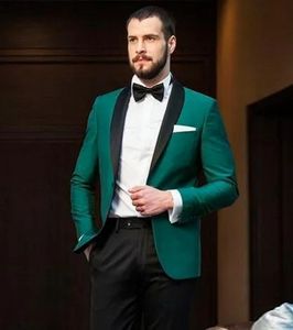 Brand New Green Smoking dello sposo Scialle nero Risvolto Slim Fit Uomo Smoking da sposa Moda Uomo Giacca Blazer Uomo Prom Cena / Darty Suit Giacca Pantaloni Cravatta