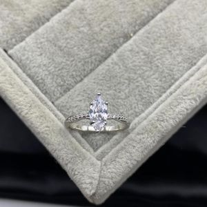 Anelli a grappolo S925 Sterling Silver European e American Fashion Emerald Diamond Ring Design Simple Personality Wedding