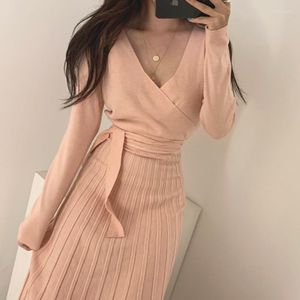 Casual Kleider JSXDHK Chic Mode Herbst Winter Gestrickte Pullover Kleid Elegante Frauen Rosa V-ausschnitt Spitze Up Langarm Plissee Midi vestidos