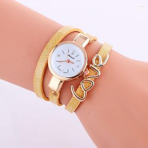 Zegarek na rękę 100pcs/partie mini skórzany pasek otaczający Lady Watch Eleganci Quartz Miłość Pasek na rękę dla kobiet