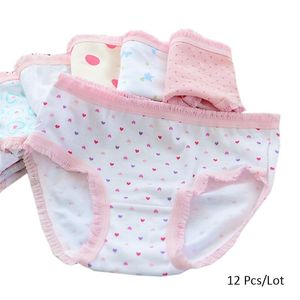 パンティー12pcs/lot 2〜7歳の子供の女の子プリント下着パンツ子供用弾性ウエストパンツランダムなミックス