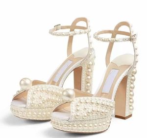 2023 Nowa moda panna młoda luksusowe buty designerskie sukienka butów sacora pipe pumps Wedding White Pearl puste słowa klamra sandały żeńskie sandały