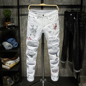 メンズジーンズファッショントレンディな刺繍レターメンカレッジボーイズスキニー滑走路ジッパーデニムパンツ破壊