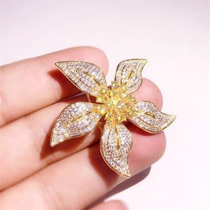 Broschen OKILY Schöne Frauen Zirkon Schmuck Gold Farbe Blumen Pin Kupfer Und Broch Mantel Zubehör Für Freund 2023 Geschenk