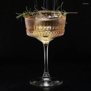 Weingläser, geschnitzt, breiter Mund, Martini, Champagner, hochwertiges Glas, hoch, rot, kreativer Cocktailbecher