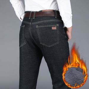 Herrar jeans vinter varma affärsmode klassisk stil svart blå denim rak fleece tjocka byxor manliga märke byxor 230131