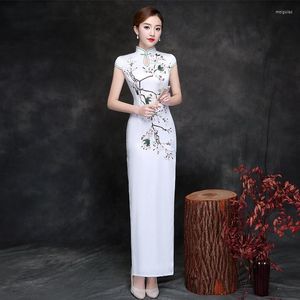 Etniska kläder Slim Satin White Qipao Women Vintage Flower Printed Chinese Dress Elegant Mandarin Collar Hollow Out Cheongsams Formell klänning