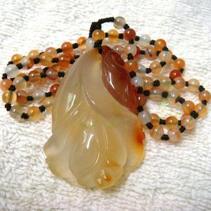 Подвесные ожерелья натуральные Qiao Color ChalceNony Agate Женский цветочный свитер модель цветущих цветов роза нефритовая резьба