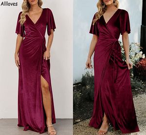 Dubai Arabic Bourgogne Velvet Long Bridesmaid Dresses Sexig V Neck korta ￤rmar Boho Country Wedding Guest Prom kl￤nningar Split Side Plus Size Maid of Honor Dress CL1746