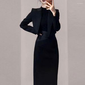Tvådelt klänning svarta kvinnor 2023 Spring Autumn Casual 2 Pieces Set Cardigan Crop Tops Enkel blyertskjol Korean Profession Suit