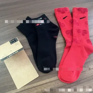 Крюк мужского и женского носков Four Seasons тонкий носок Новый год красный пакет с двумя парками высокие трубки модные носки бегают спортивные носки