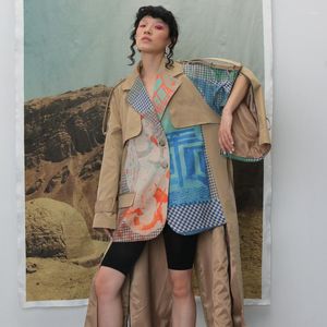 Trench Coats Feminino Feminino Casacos Longos Assimetria 2023 Caimento Solto Cor de Sucesso Abstrato Estampado Faixas Jaqueta Casaco Primavera