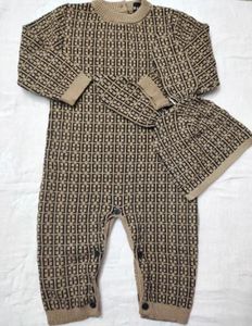 新しいファッションレタースタイルベビーロンパーズ服ニットセーターカーディガン幼児新生児男の子の女の子茶色のピンクブランケットロンパーと帽子セット