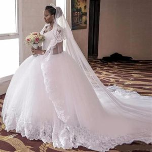2021 Lyxig katedral Royal Train Ball Gown Wedding Dress V Neck Sleeveless Lace Vintage Bridal Dresses Vestido de Novia Casame2221
