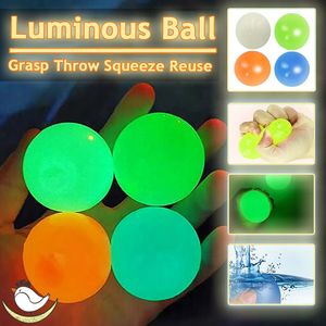 Bambole 5 10pcs Giocattoli a sfera appiccicosa luminosa 4 5cm Giochi per feste a casa a parete Glow in the Dark Novità Decompression Squeeze Toy 230731