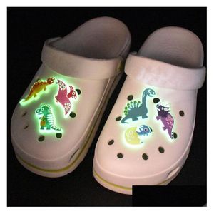 Sko delar tillbehör Colorfs Lumious Dinosaur Charms PVC Shoecharms Buckle Glow in the Dark Cartoon Clog Charm Wristband P Series slumpmässigt