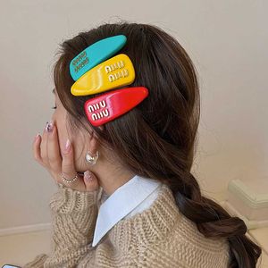 Hårklipp Barrettes Designer Fashionable Festival Hairclip Necessity Headbandletter Feber samma godisfärg Spring Bang Side Simple Style Accessories Women 2024