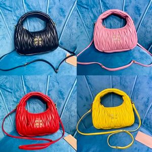 Pochette Wander Matelasse Akşam Çantası Crossbody Sling Erkek Orijin Deri Totes Kadın Moda Çantaları Mini El Lüksler Tasarımcı Pembe Cüzdanlar Omuz Debriyaj Çanta