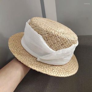 Szerokie brzegowe czapki 2023 Ręce Made Women Fedoras Flat Top Kobiet Summer Beach Sun Vintage francuskie eleganckie czapki Raffii Hat Casual Caps