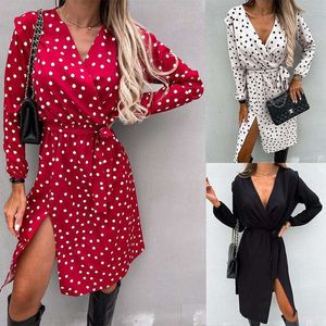 Herbstliches Damen-Kleid mit Polka-Print und langen Ärmeln