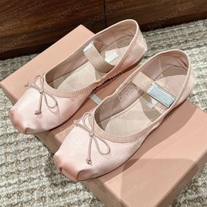 En Kalite İpek Yuvarlak Toe Bowtie Bale Daireler Strapt Women Loafers Mary Jane Lüks Tasarımcı Elbise Ayakkabı Dans Ayakkabı Pembe Beyaz Kayısı Kırmızı Kutu