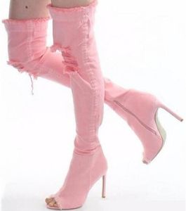Сапоги белый розовый синий джинсовой ткань на коленях открытые пальцы тонкие каблуки.