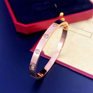 Designer Clasp Armband Titanium Steel Armband Luxury Men's and Women's 18K Rose Gold Fashion Populärt bleknar inte färgarmband Trend Rostfritt stål Tillbehör