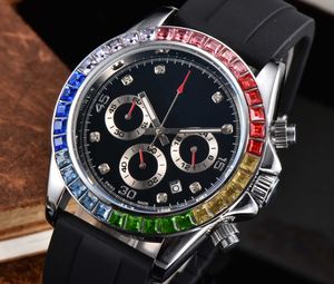 Clássico três olho dial designer de luxo pulseira de borracha relógio masculino moldura conjunto com diamantes coloridos movimento de quartzo econômico relógio masculino