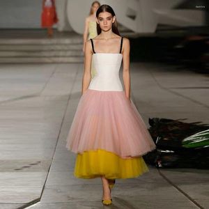 Casual klänningar chic flickor flera färg tyll kjol kändis slitage 2023 designer kjolar långa maxi kvinnor streetshoot fest