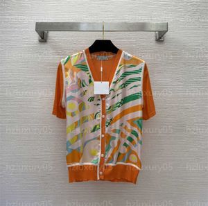 Summer Designer Tshirt Coats Women T-shirt Fashion Tops Button Cardigan Design V-ringen Kort ärm Stickad Coatesigners Kläder Womens Silk T-shirts 55