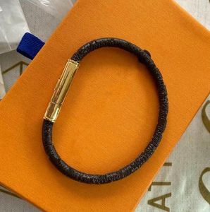 Braccialetti con ciondoli in pelle fiore Bracciale lettera Designer in acciaio al titanio per donna uomo gioielli di lusso regali donna ragazza oro all'ingrosso non sbiadisce