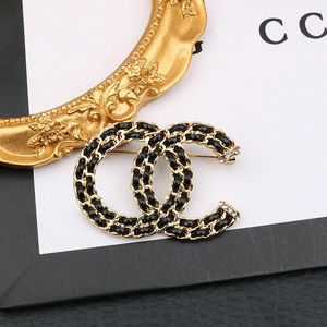 Designer Brosche Brandbriefe Broschen aus Gold plattiert Strassleder Leder Brosche Pin Frauen heiraten Hochzeitsfeierschmuckzubehör Accessoires