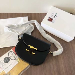 Çapraz vücut haberci çantaları tasarımcı kadın çanta yeni bahar moda bir omuz crossbody çanta eşkenarken nakış tel havyar zincir çantası pembe spor