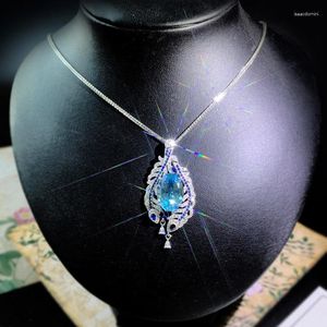 Hängen High-Definition Jewelry Sky Blue Topaz Pendant Female With 925 Stamp Luxury High Carbon Diamond Feather Chain Party Wedding Present