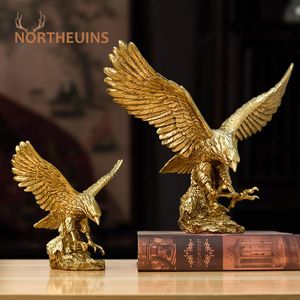 Objetos decorativos Estatuetas NORTHEUINS Resina americana Golden Eagle Estátua Art Animal Model Collection Ornamento Home Office Desktop Feng Shui Decor 230731