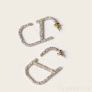 Crystal Exquisite Orecchini Trendiga lyxörhängen för kvinnor Designer Retro V Plated Gold Earring Valentine S Day Gifts Dingle Earrings Letter Form ZB031 C23