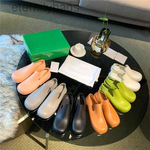 BVITY-Schuhe glatte matte Frauen Slipper 100% Gummi Clog Sandalen unterstützende Slingback-Gurt-Designer-Schuhe Leichte Absatz-Slut-On-Styling-Objektträger Italien W725