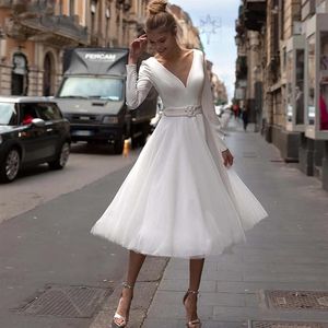 2021 Eleganckie krótkie sukienki ślubne Pasek długi rękaw-herbatę V Szyjka panna młoda Suknia Satynowa Tiul Tiul A Line Vestido de Noiva292J