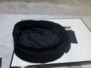 Projektant berets litera łańcuch beret cap fashion lady Outdoor Travel Caps Luksusowe czapki czarne białe czapki aaa552