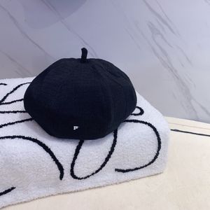 Topp original Beret Womens Letter Luxury Cashmere Hat Baset Cap Lady Outdoor Travel Warm Winterproof Vintisolt Fanthuv