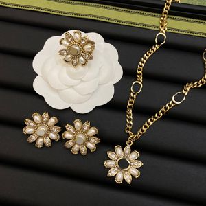Top 18K Gold Plated Branded Alphabet Rings Men's & Women's Fashion Designer Necklaces Alphabet Metal Daisy Stud Earrings Jewellery Set