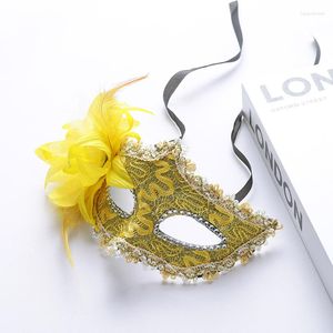 Copricapo Una maschera decorativa elegante di colore giallo da donna squisita e attraente che indossa al ballo in maschera