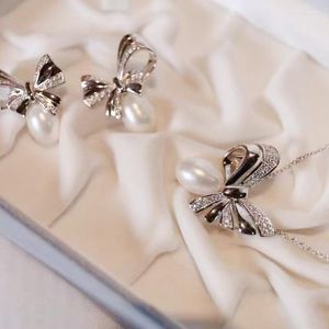 Kolczyki w kolczykach Naturalny naszyjnik i kolczyka z perły świeżej wody mogą być zestawem 925 Silver Bow Style dla kobiet drobna biżuteria