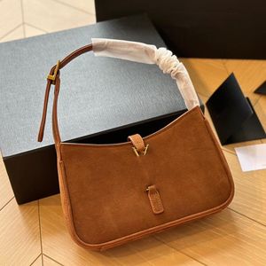 Suede Hobo Bag Women Underarm axelväska handväska armhålväska klaffdesigner handväska hobos totes väskor fåfänga väska äkta läder guld hårdvara spännljus plånböcker